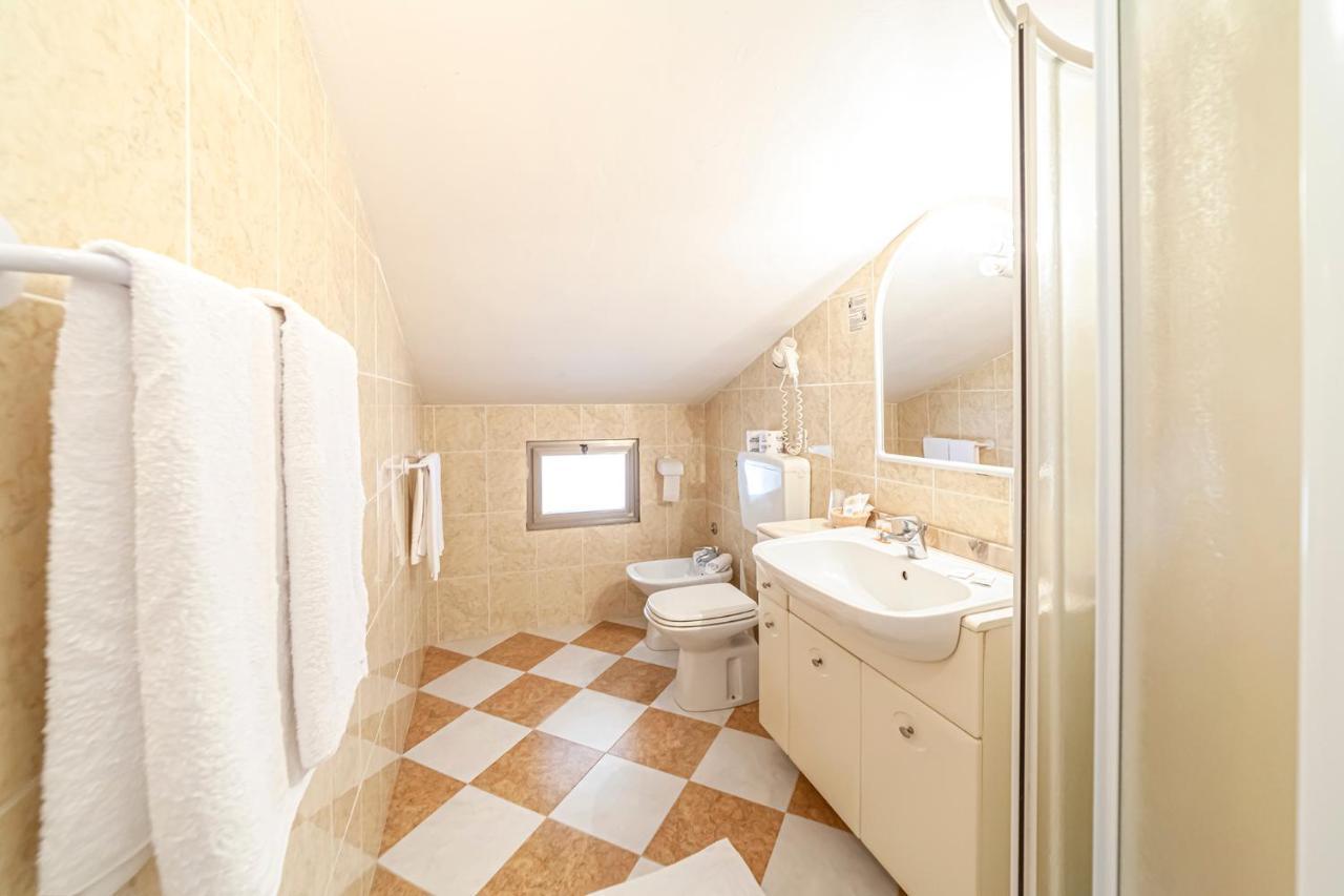 Family Room,1705594263:JPEG